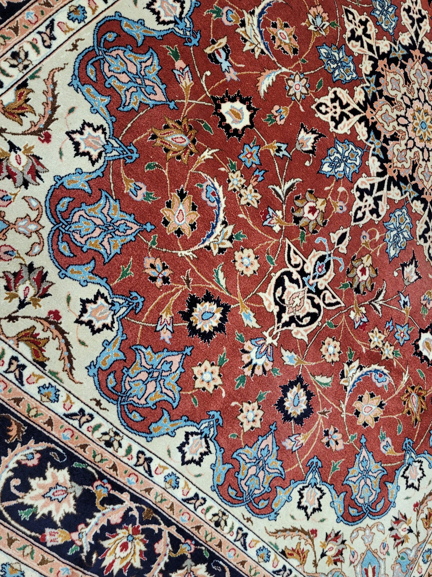 Täbriz Teppich Korkwolle Seide roter Fond feine Knüpfung