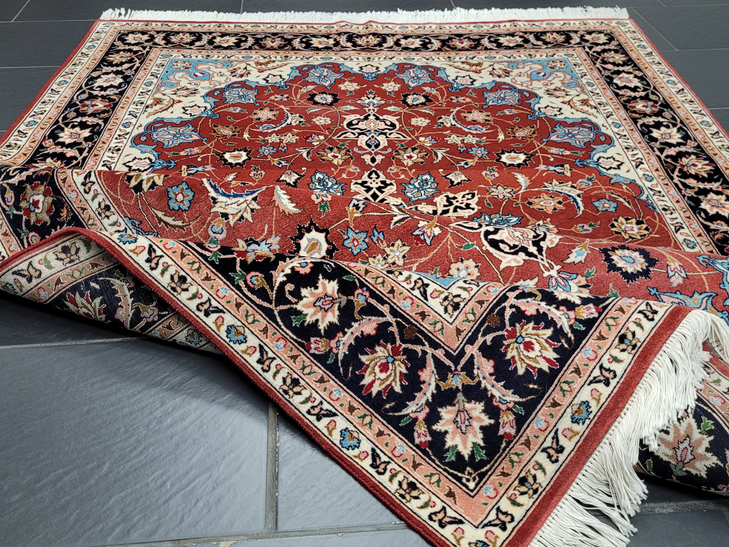 Täbriz Teppich Korkwolle Seide roter Fond feine Knüpfung