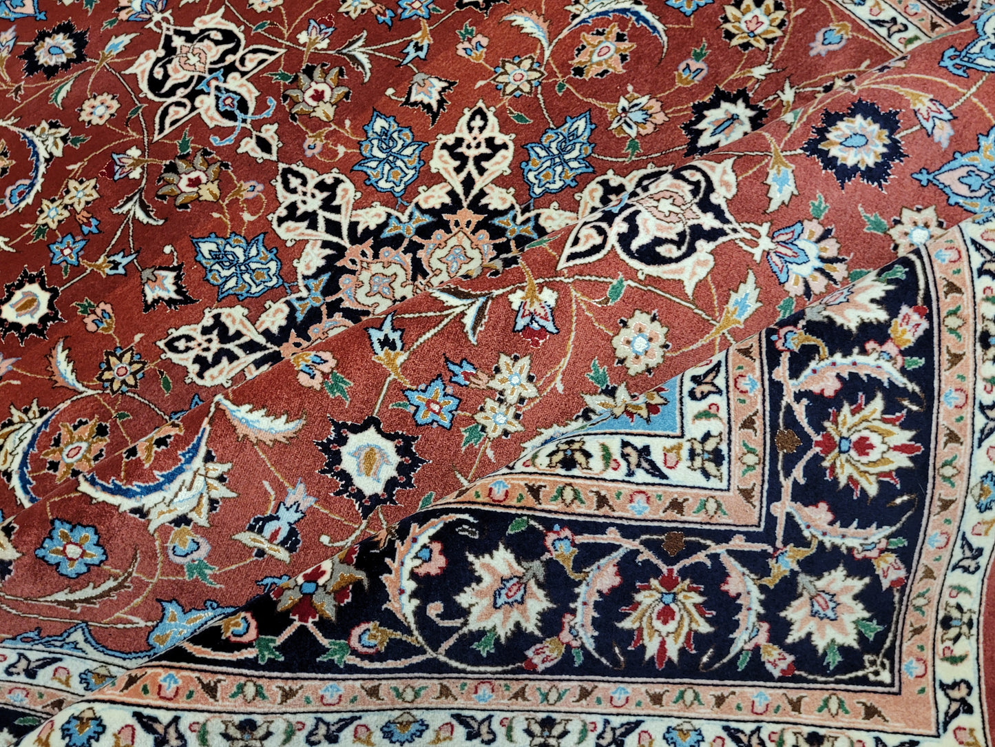 Täbriz Teppich Korkwolle Seide roter Fond feine Knüpfung