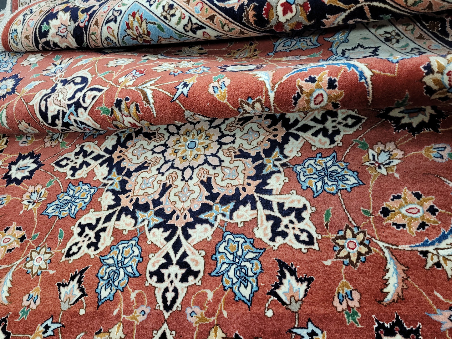 Täbriz Teppich Korkwolle Seide roter Fond feine Knüpfung