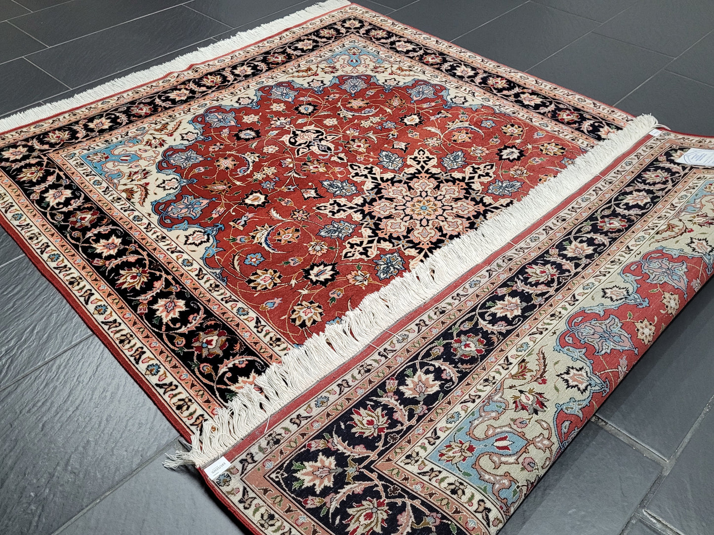 Täbriz Teppich Korkwolle Seide roter Fond feine Knüpfung