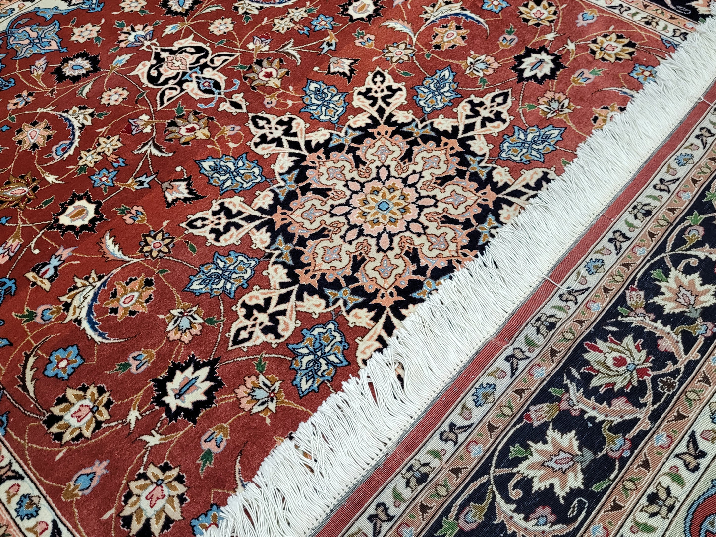 Täbriz Teppich Korkwolle Seide roter Fond feine Knüpfung