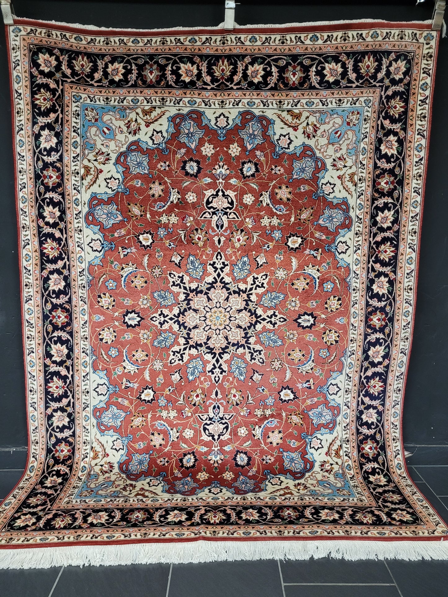 Täbriz Teppich Korkwolle Seide roter Fond feine Knüpfung