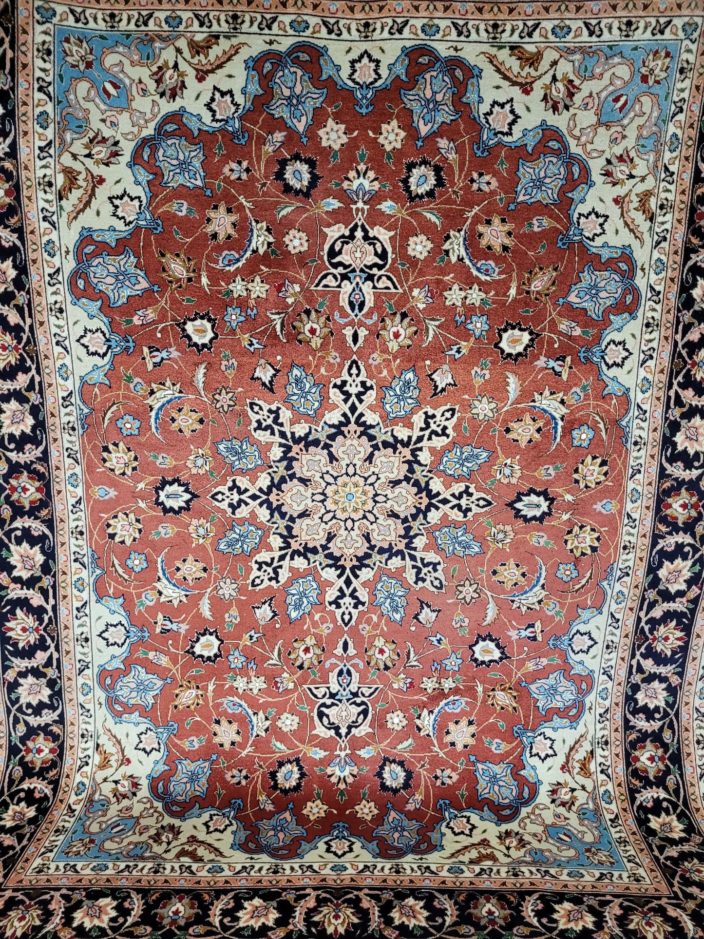 Täbriz Teppich Korkwolle Seide roter Fond feine Knüpfung