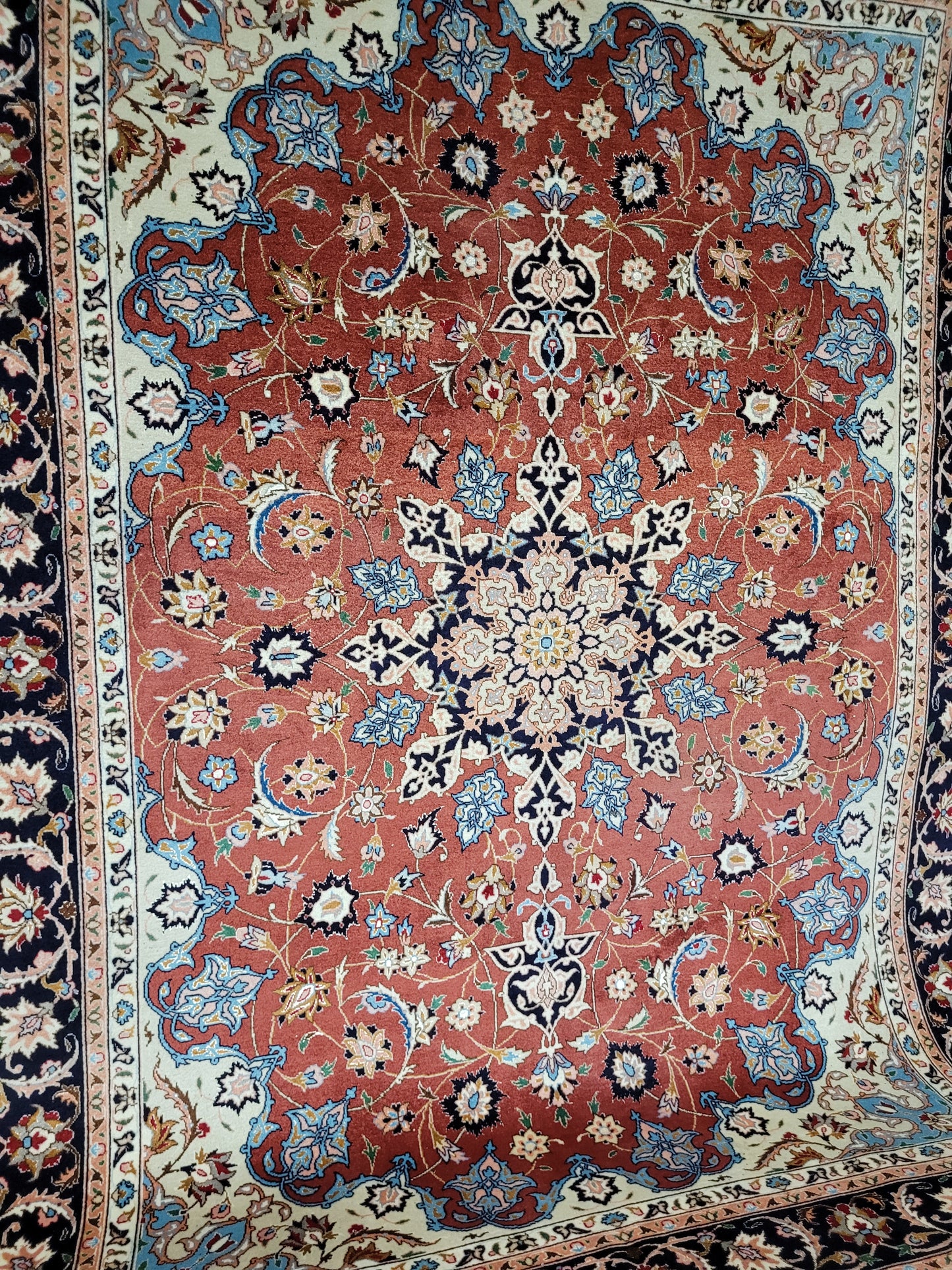 Täbriz Teppich Korkwolle Seide roter Fond feine Knüpfung