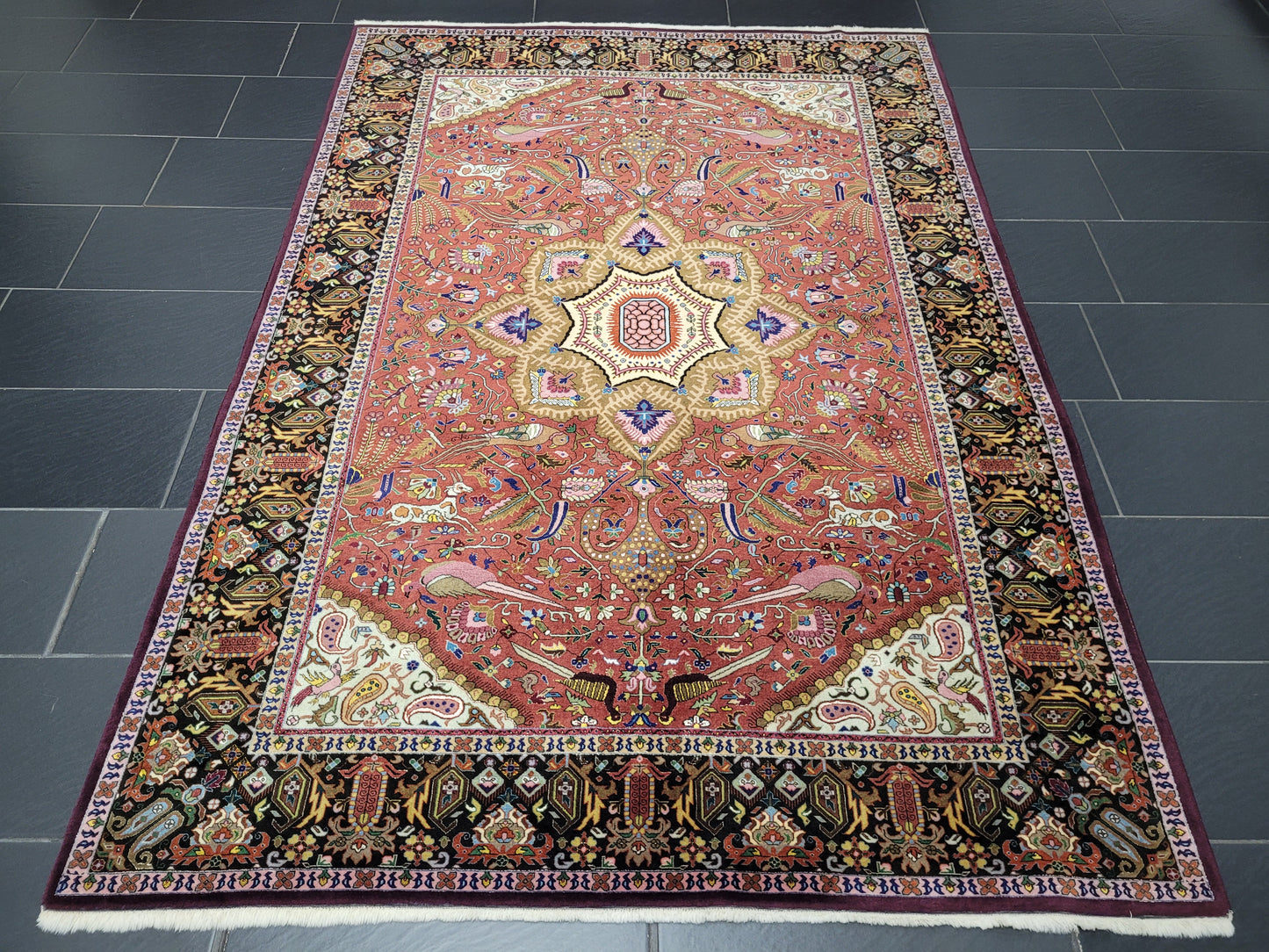 Täbriz Teppich Korkwolle Seide Medaillon Tiermotive feine Knüpfung