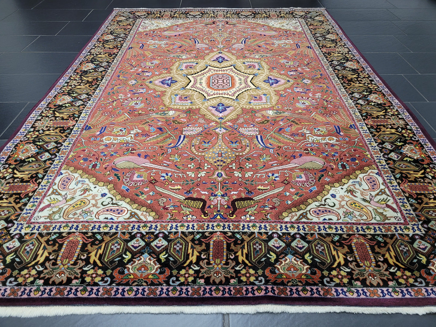 Täbriz Teppich Korkwolle Seide Medaillon Tiermotive feine Knüpfung