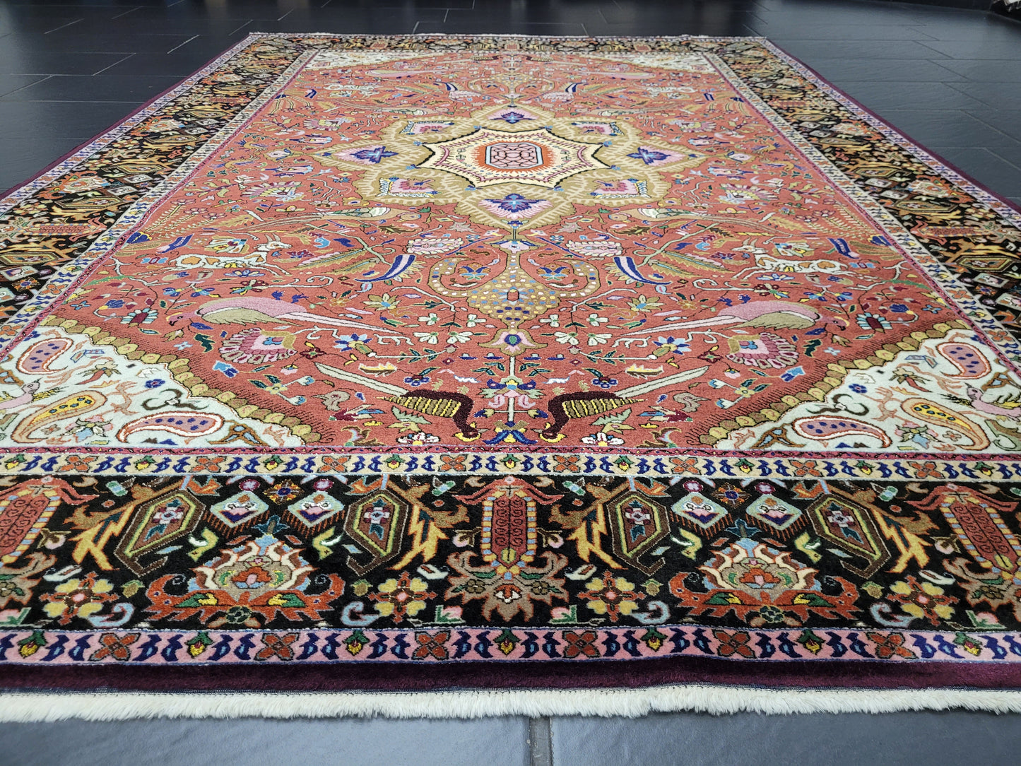 Täbriz Teppich Korkwolle Seide Medaillon Tiermotive feine Knüpfung