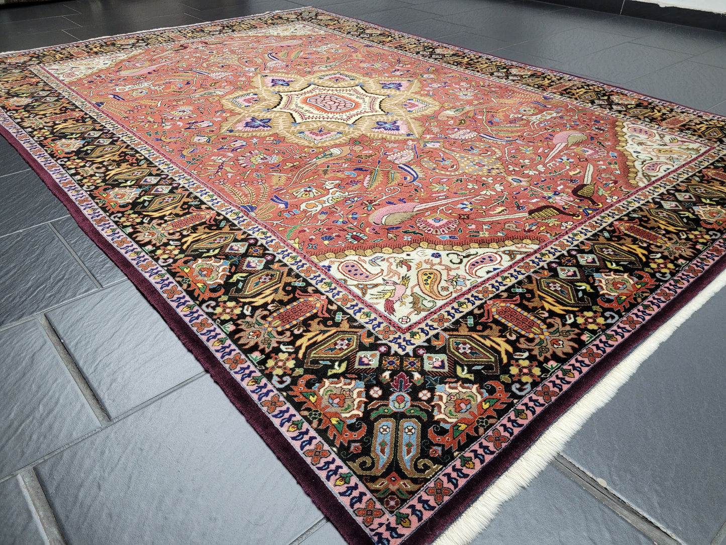 Täbriz Teppich Korkwolle Seide Medaillon Tiermotive feine Knüpfung