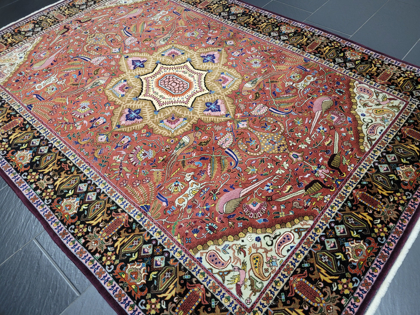 Täbriz Teppich Korkwolle Seide Medaillon Tiermotive feine Knüpfung