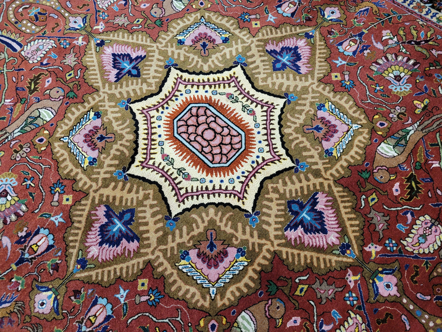 Täbriz Teppich Korkwolle Seide Medaillon Tiermotive feine Knüpfung