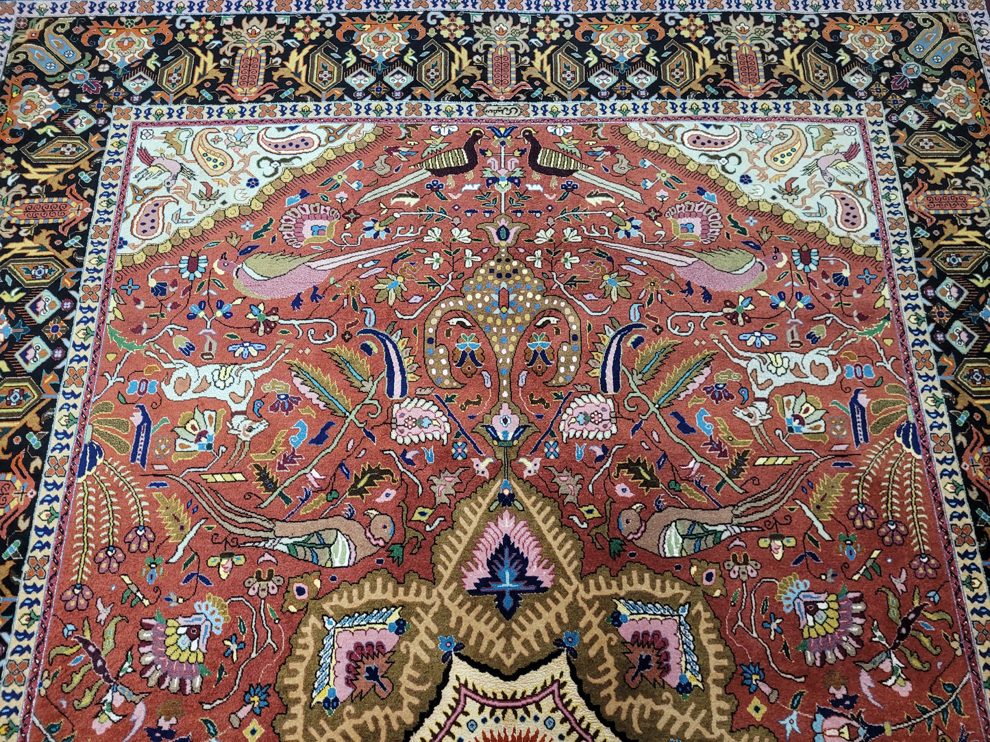 Täbriz Teppich Korkwolle Seide Medaillon Tiermotive feine Knüpfung