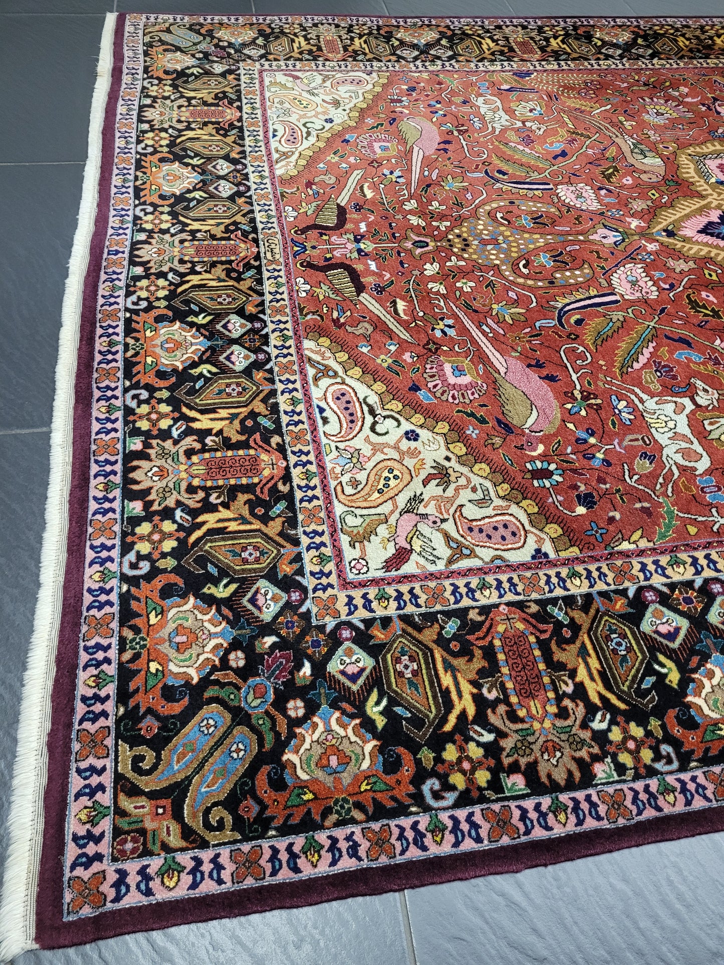 Täbriz Teppich Korkwolle Seide Medaillon Tiermotive feine Knüpfung