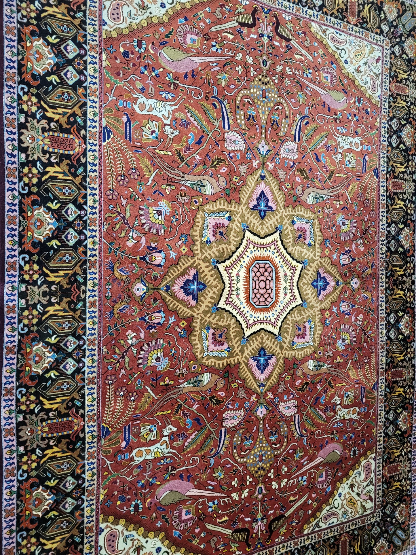 Täbriz Teppich Korkwolle Seide Medaillon Tiermotive feine Knüpfung