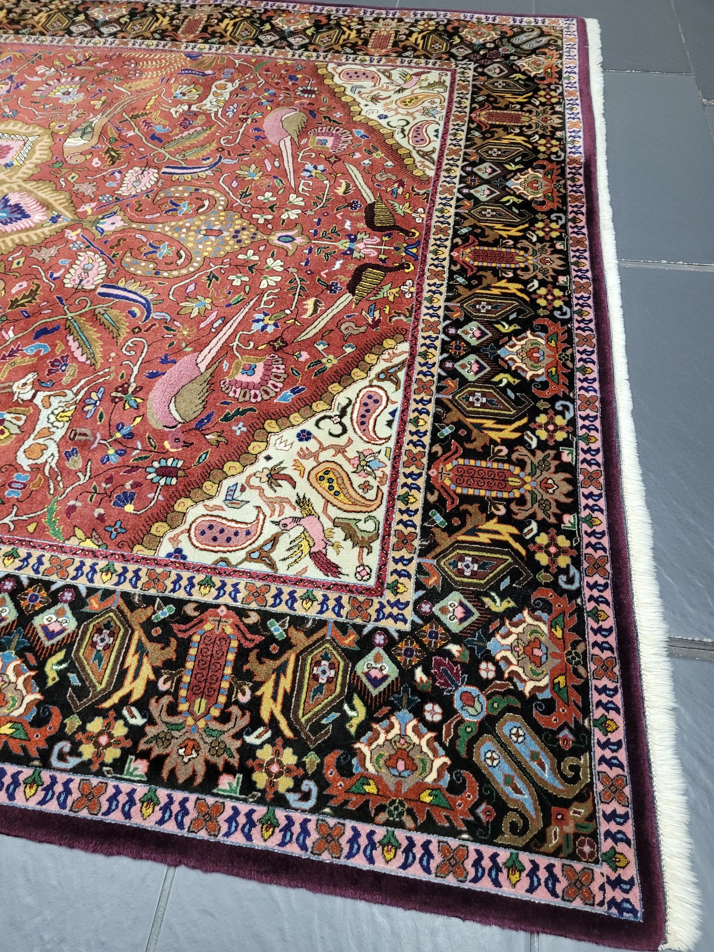 Täbriz Teppich Korkwolle Seide Medaillon Tiermotive feine Knüpfung