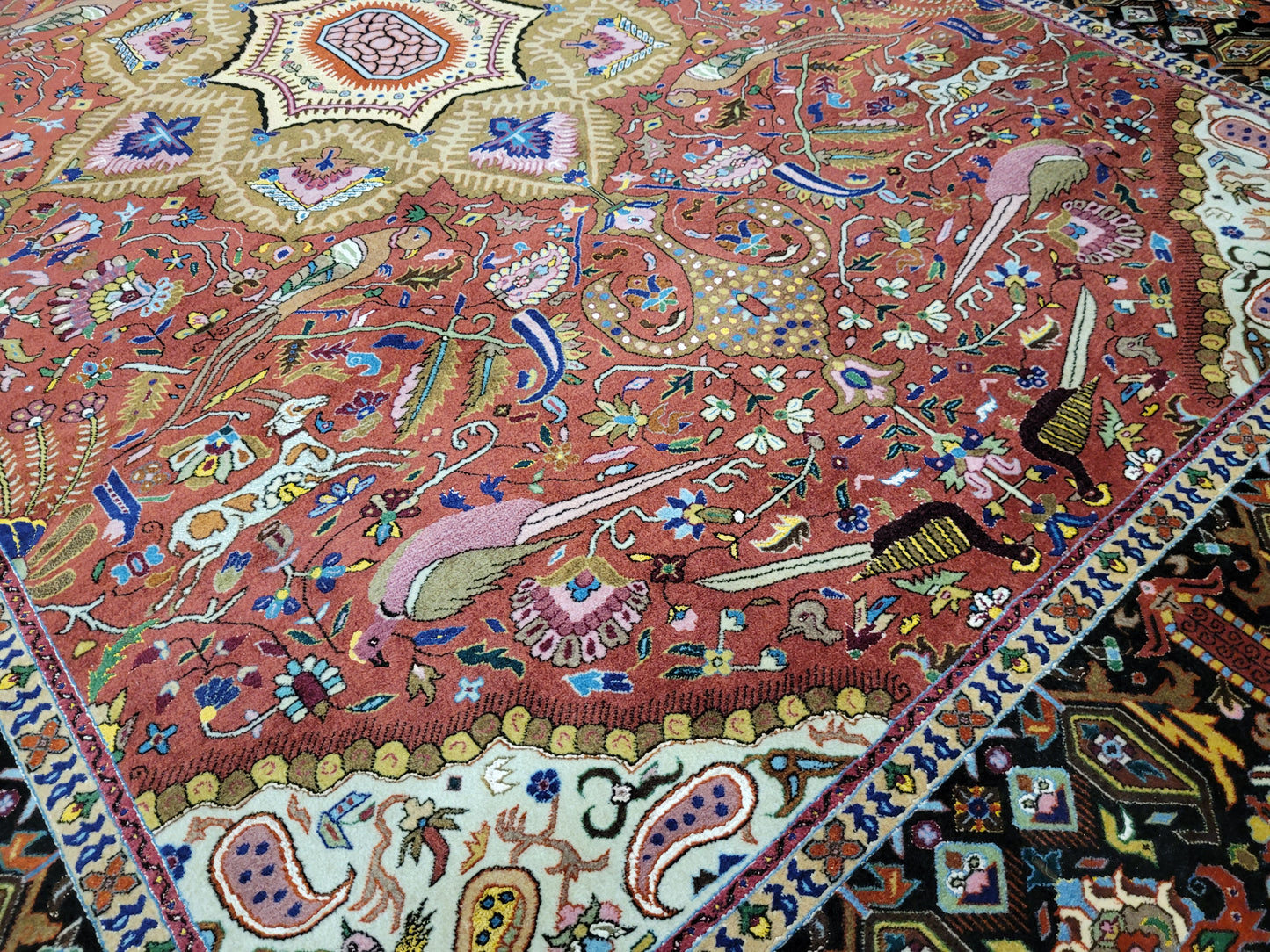Täbriz Teppich Korkwolle Seide Medaillon Tiermotive feine Knüpfung