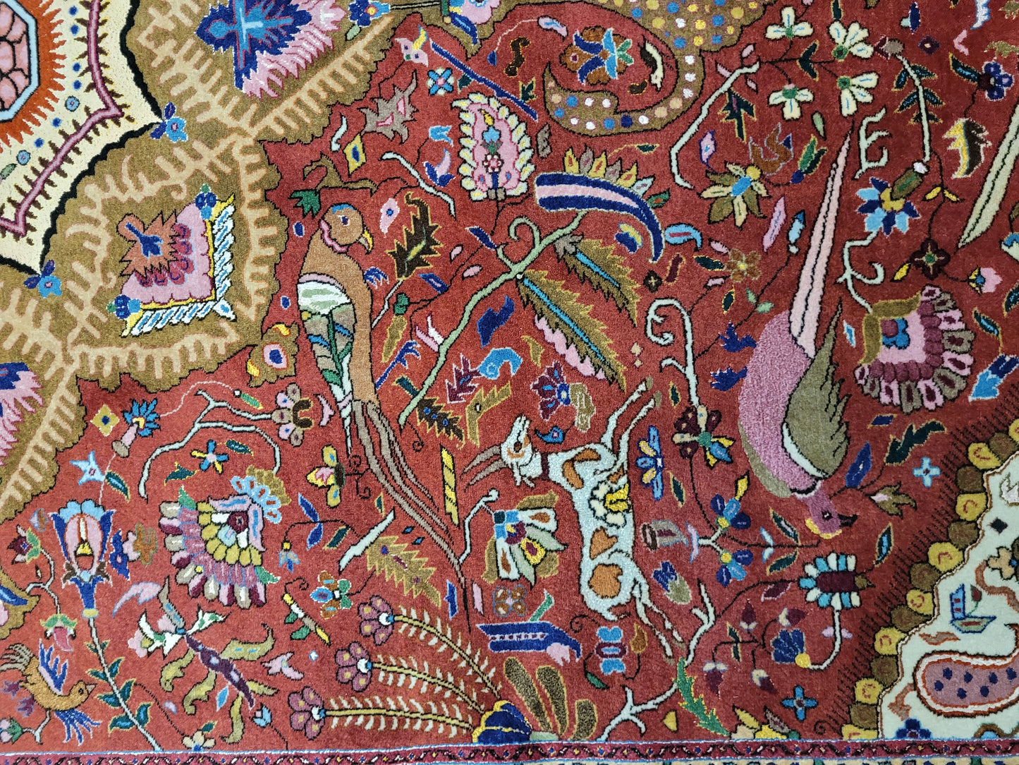 Täbriz Teppich Korkwolle Seide Medaillon Tiermotive feine Knüpfung