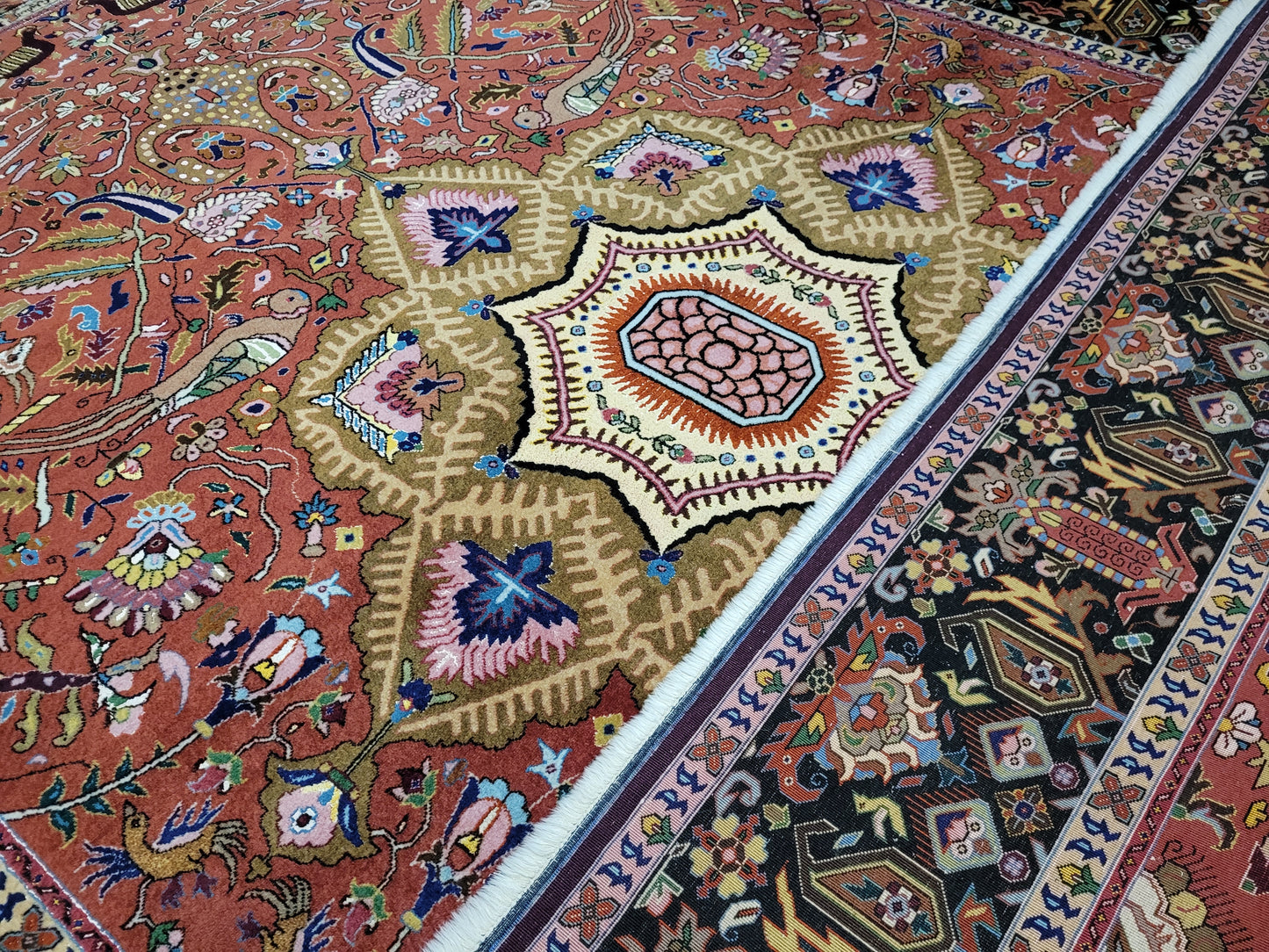 Täbriz Teppich Korkwolle Seide Medaillon Tiermotive feine Knüpfung