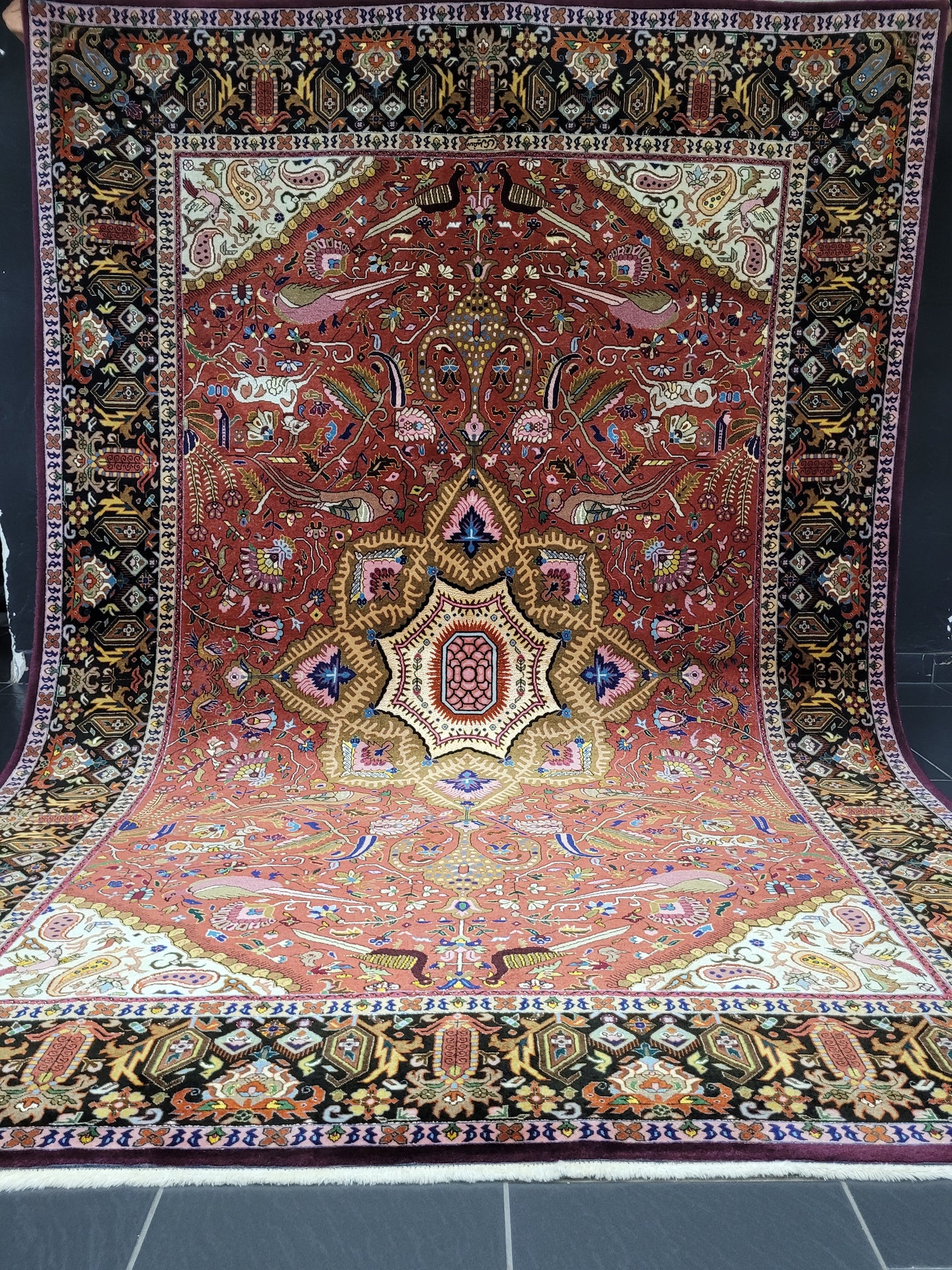 Täbriz Teppich Korkwolle Seide Medaillon Tiermotive feine Knüpfung