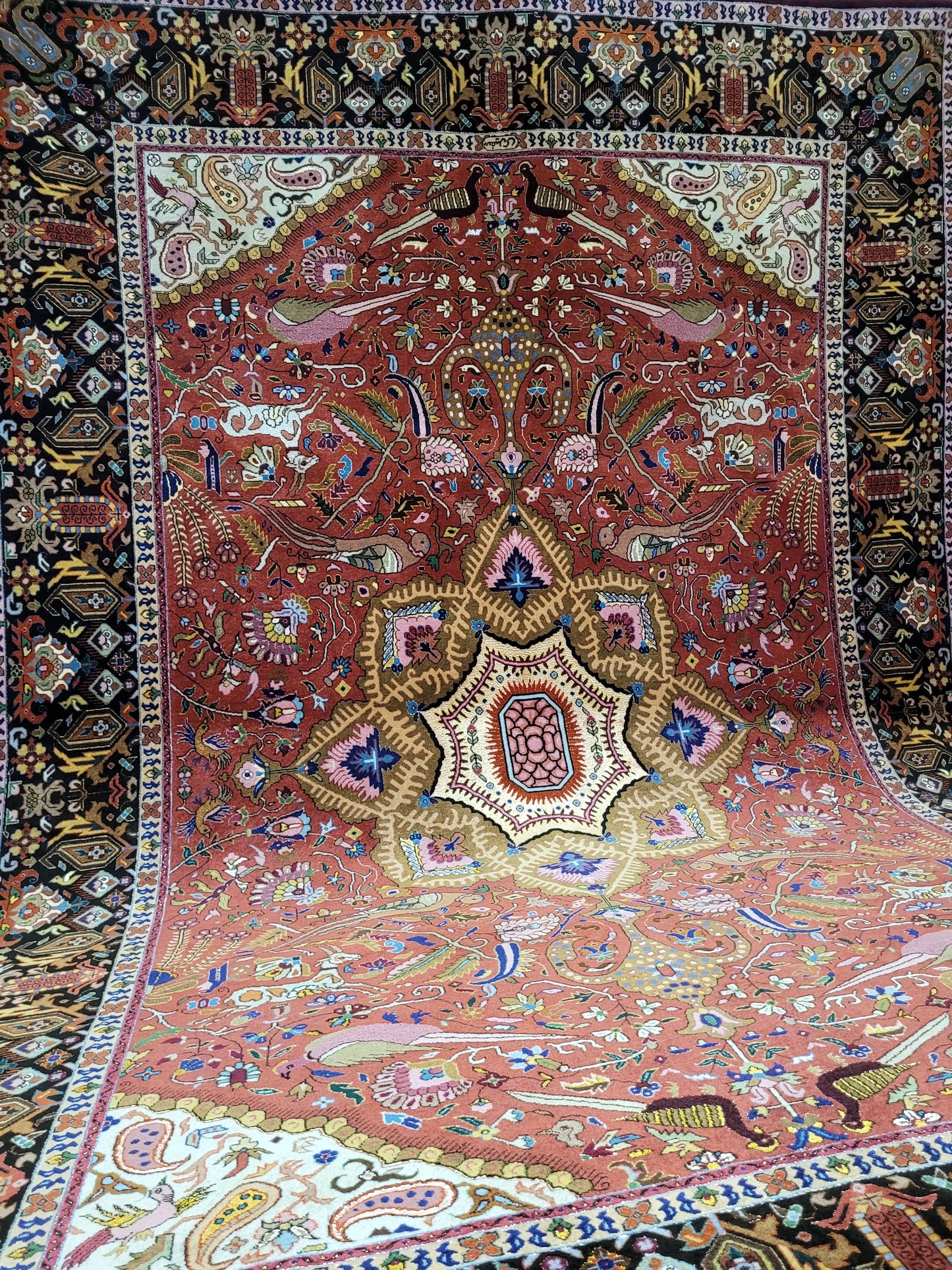 Täbriz Teppich Korkwolle Seide Medaillon Tiermotive feine Knüpfung