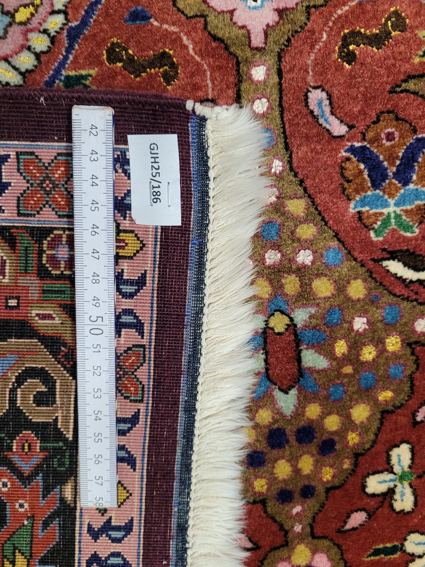 Täbriz Teppich Korkwolle Seide Medaillon Tiermotive feine Knüpfung