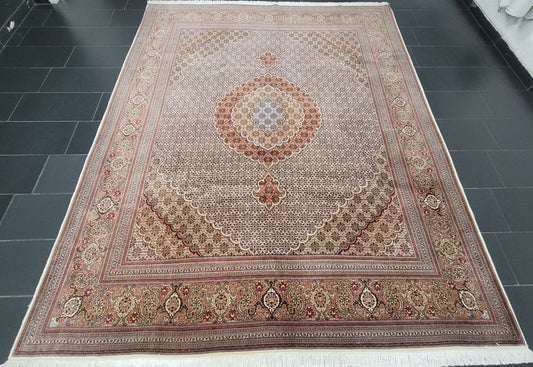 Täbriz Teppich Korkwolle und Seide feine Knüpfung florales Medaillon