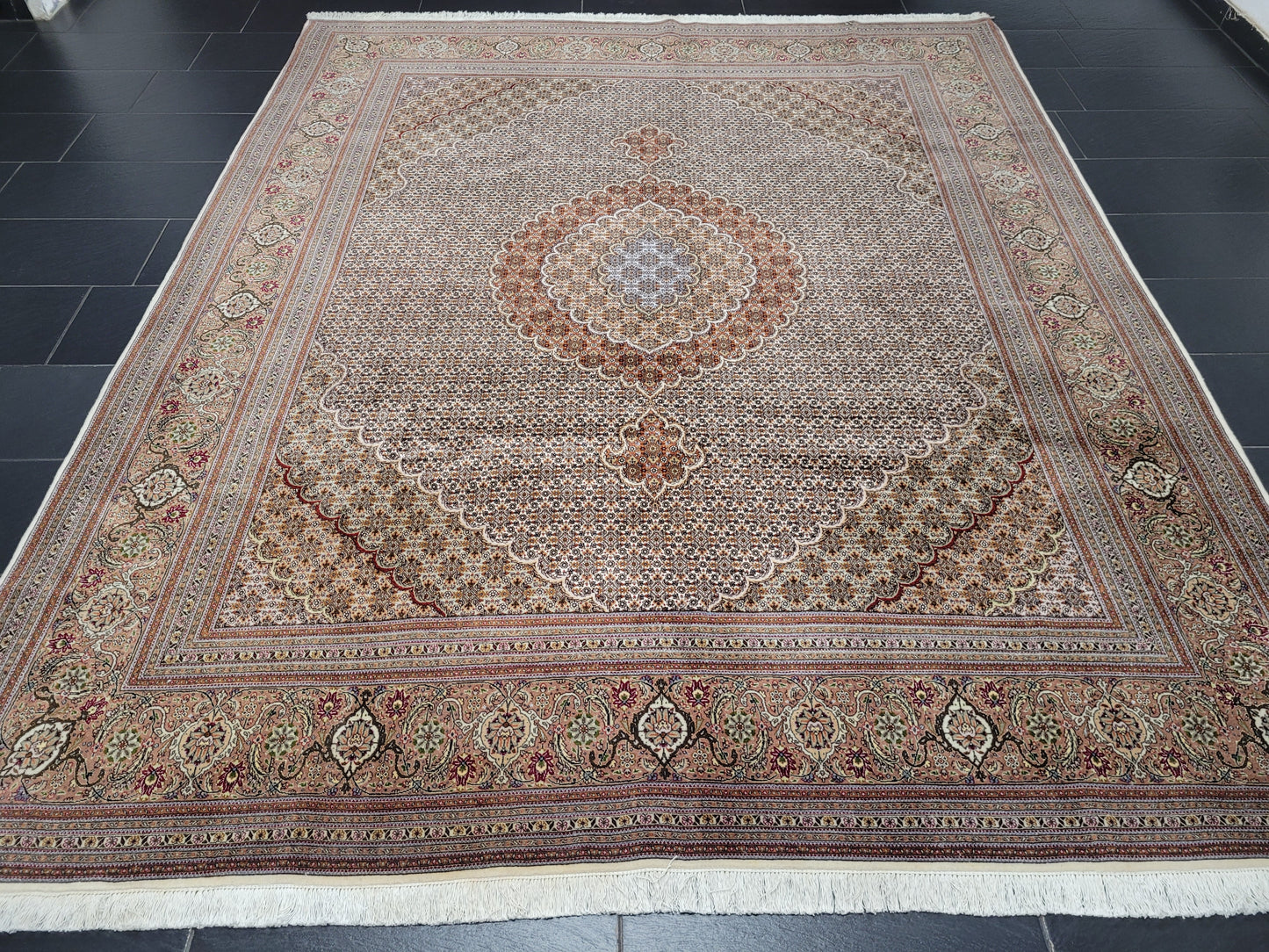 Täbriz Teppich Korkwolle und Seide feine Knüpfung florales Medaillon