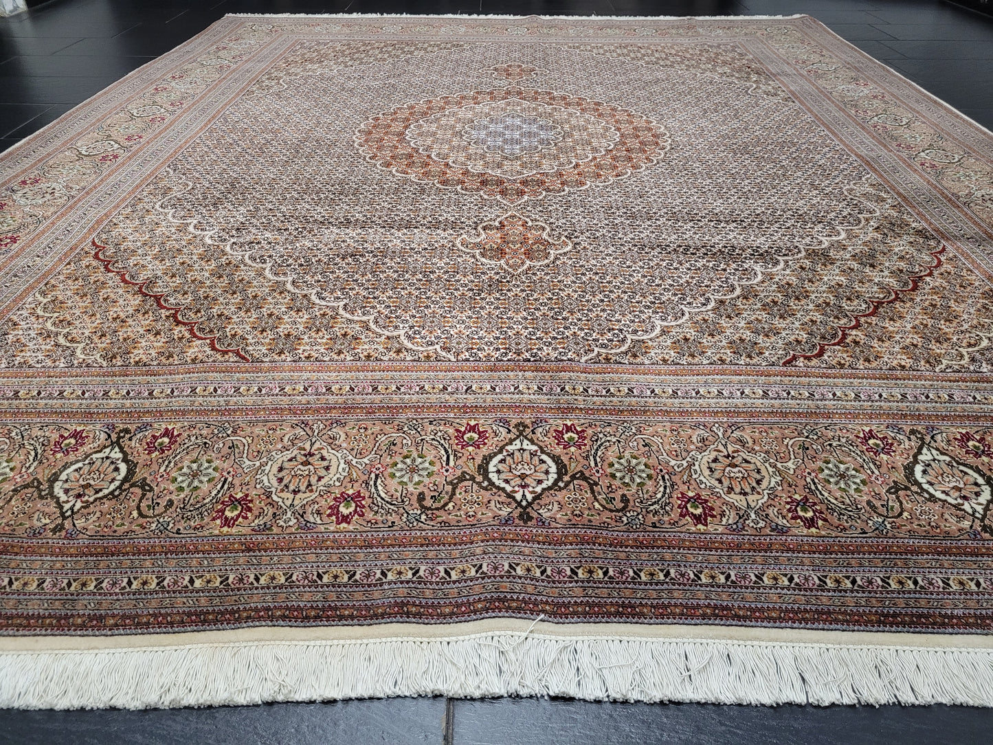 Täbriz Teppich Korkwolle und Seide feine Knüpfung florales Medaillon