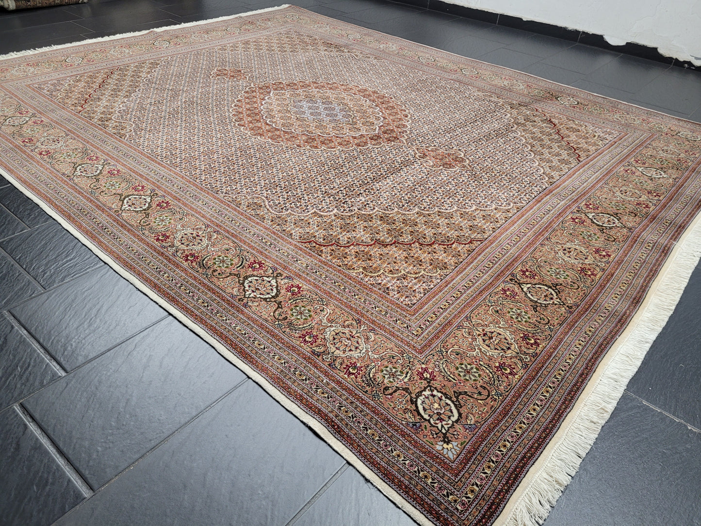 Täbriz Teppich Korkwolle und Seide feine Knüpfung florales Medaillon