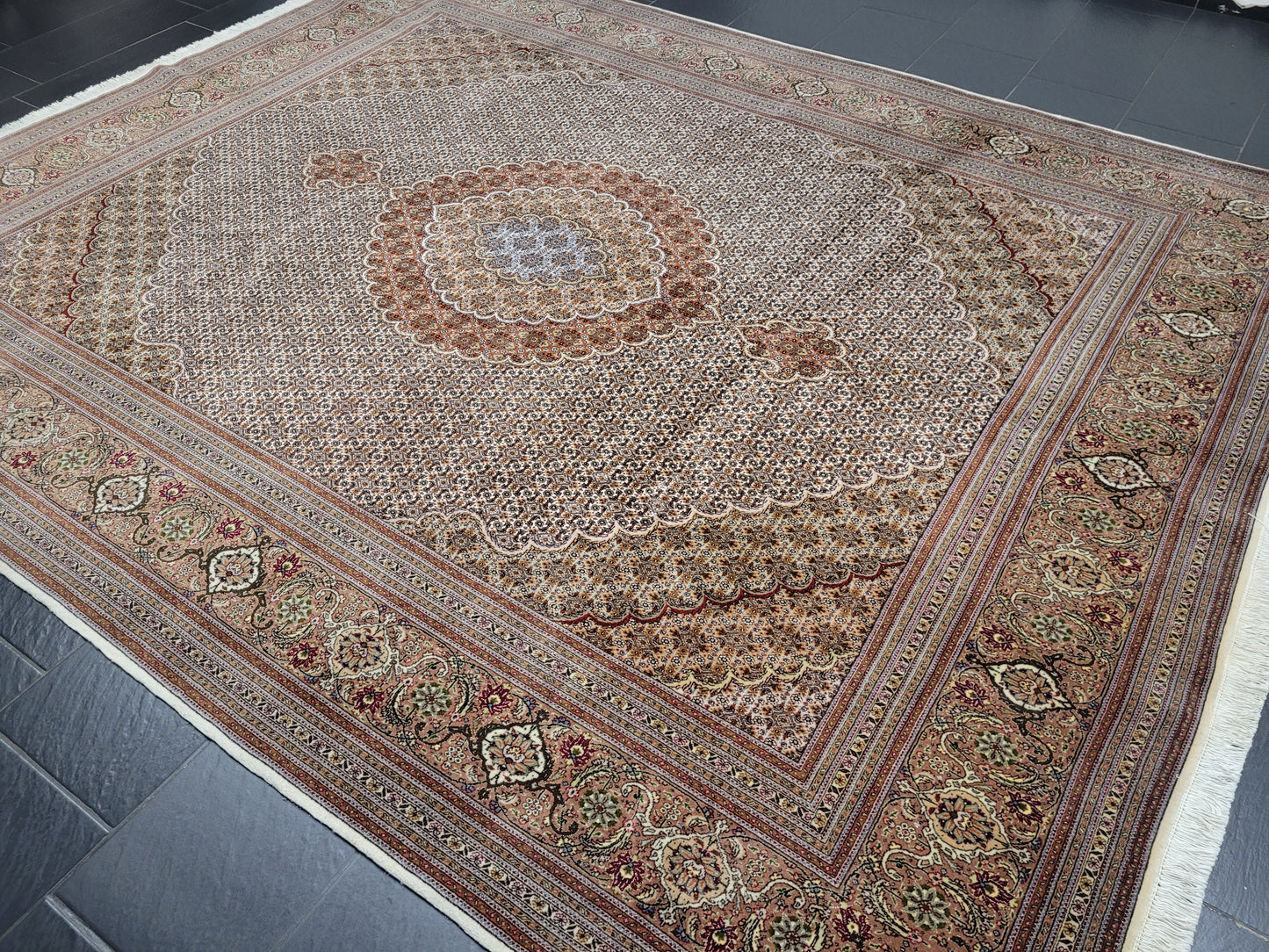 Täbriz Teppich Korkwolle und Seide feine Knüpfung florales Medaillon