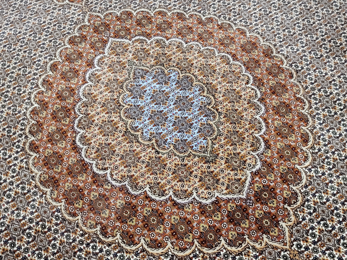 Täbriz Teppich Korkwolle und Seide feine Knüpfung florales Medaillon