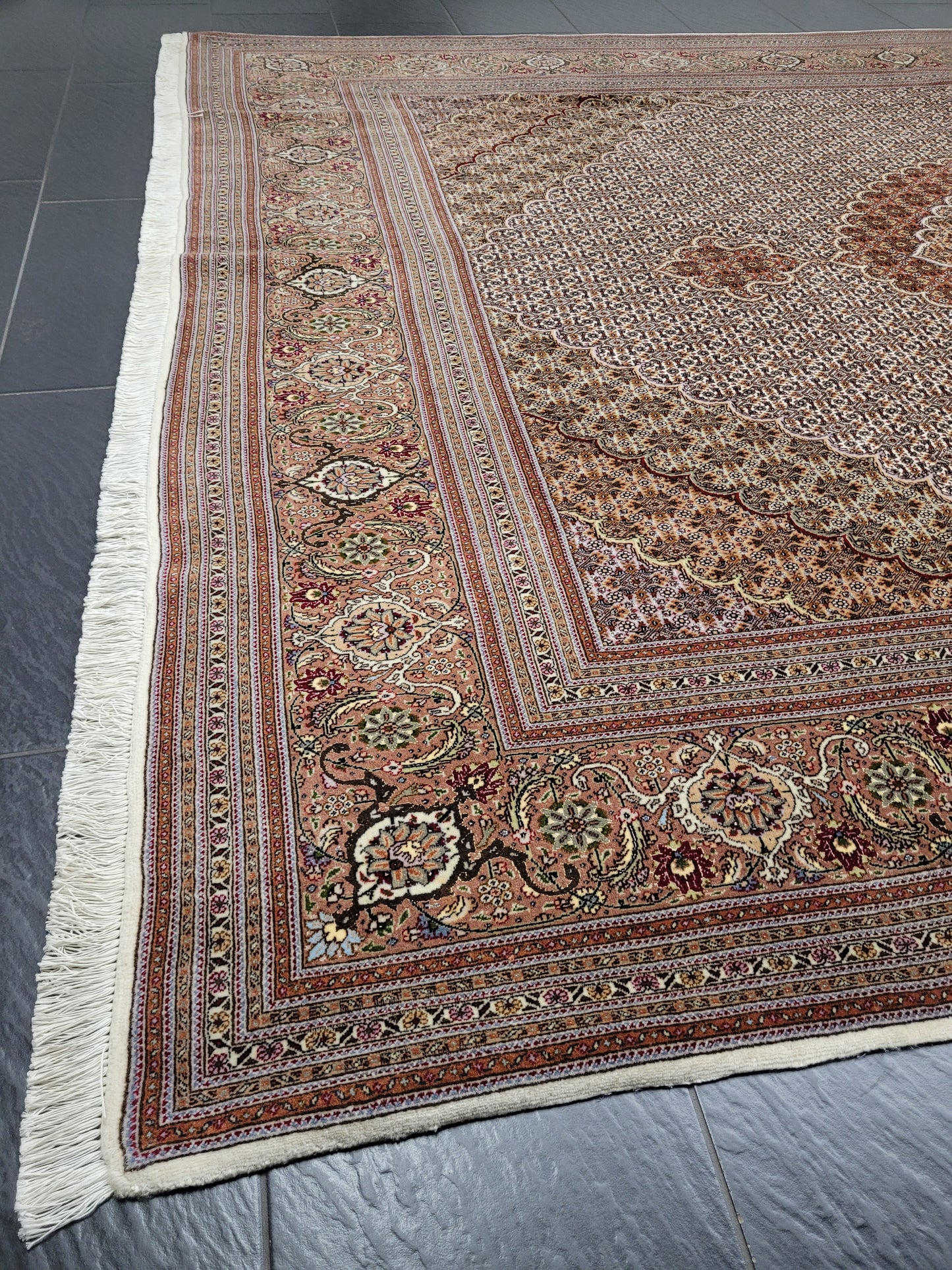 Täbriz Teppich Korkwolle und Seide feine Knüpfung florales Medaillon