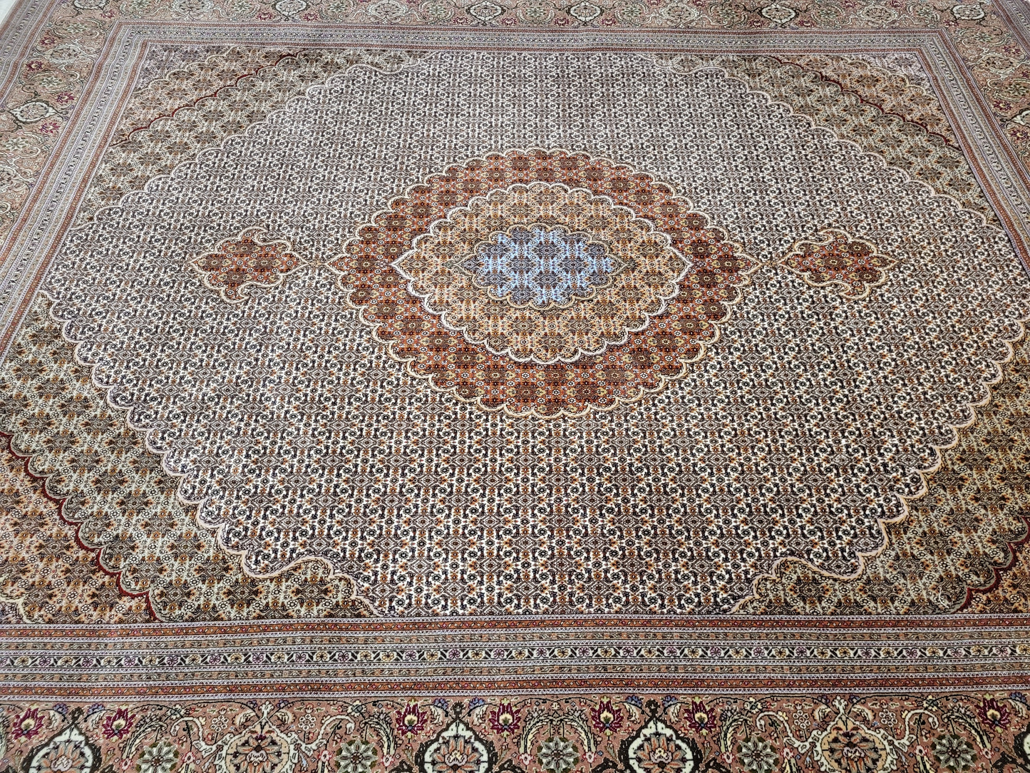 Täbriz Teppich Korkwolle und Seide feine Knüpfung florales Medaillon