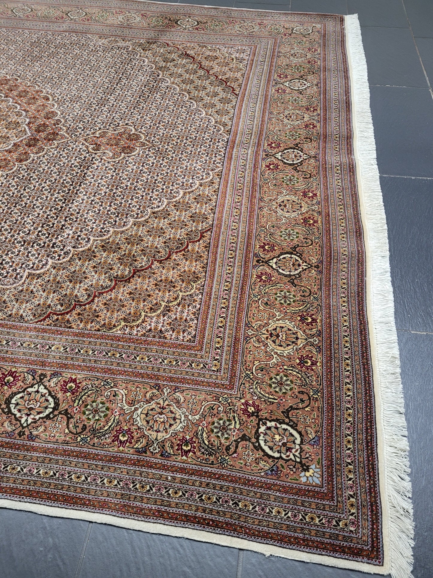 Täbriz Teppich Korkwolle und Seide feine Knüpfung florales Medaillon