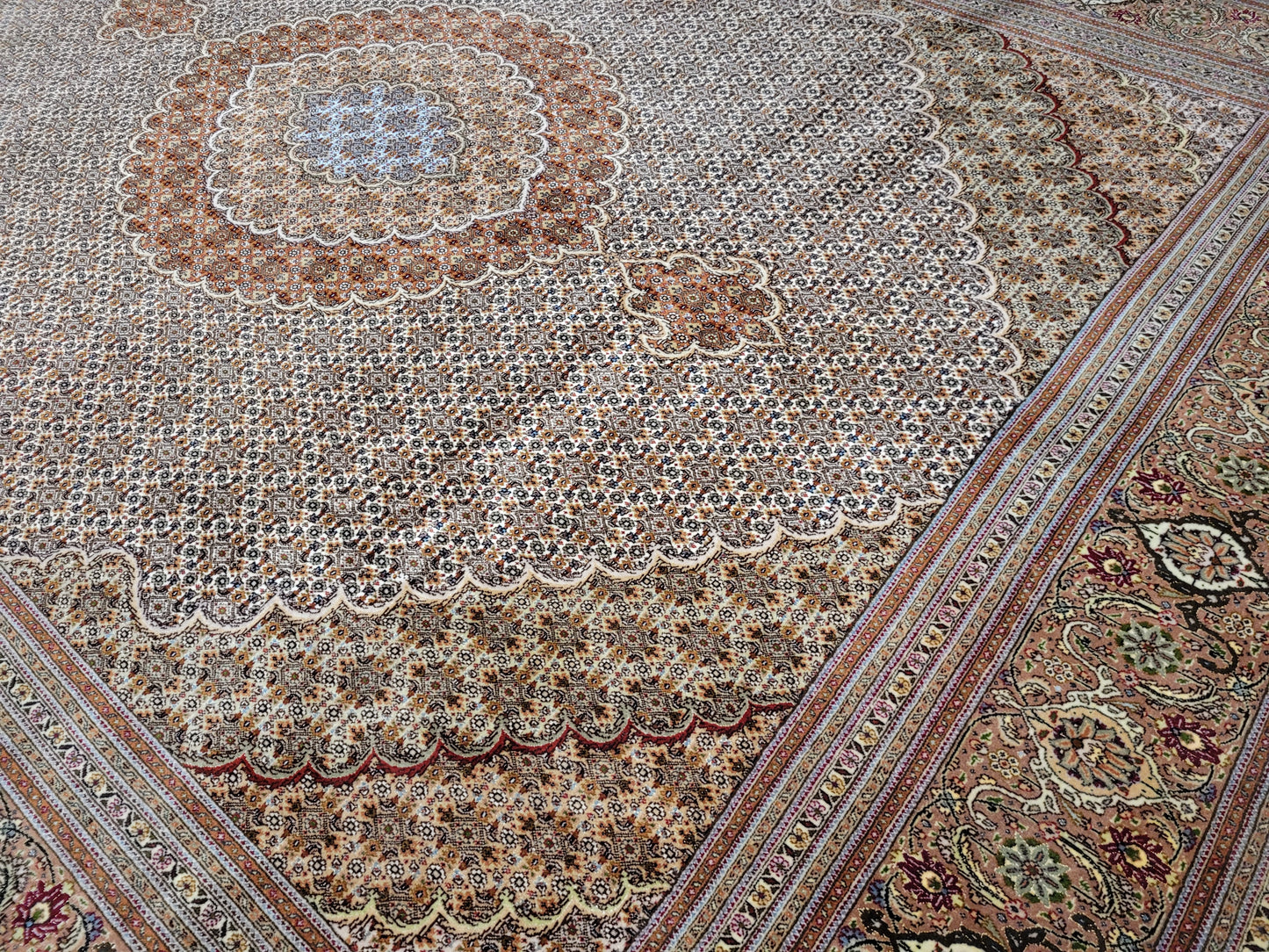 Täbriz Teppich Korkwolle und Seide feine Knüpfung florales Medaillon