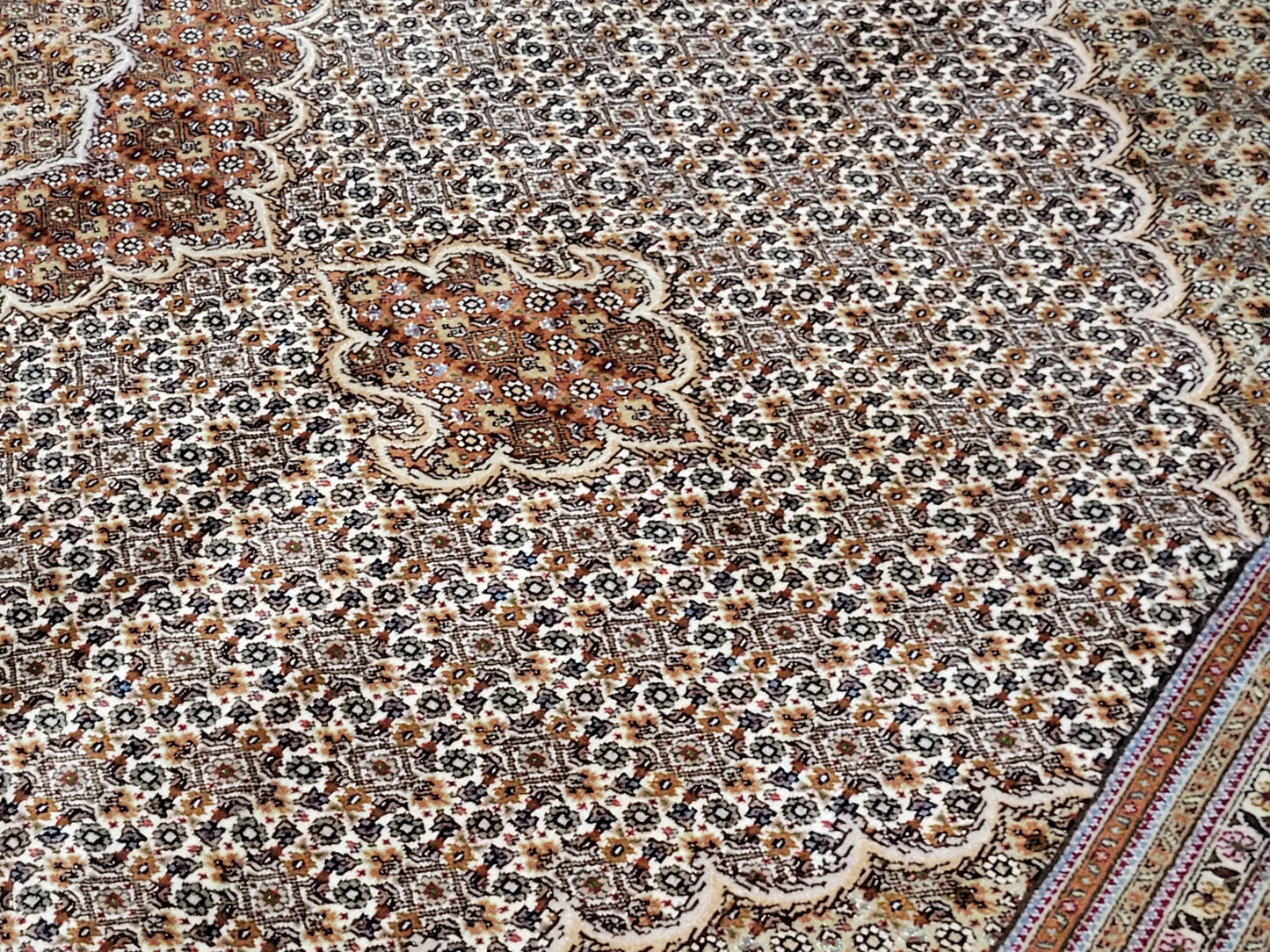 Täbriz Teppich Korkwolle und Seide feine Knüpfung florales Medaillon