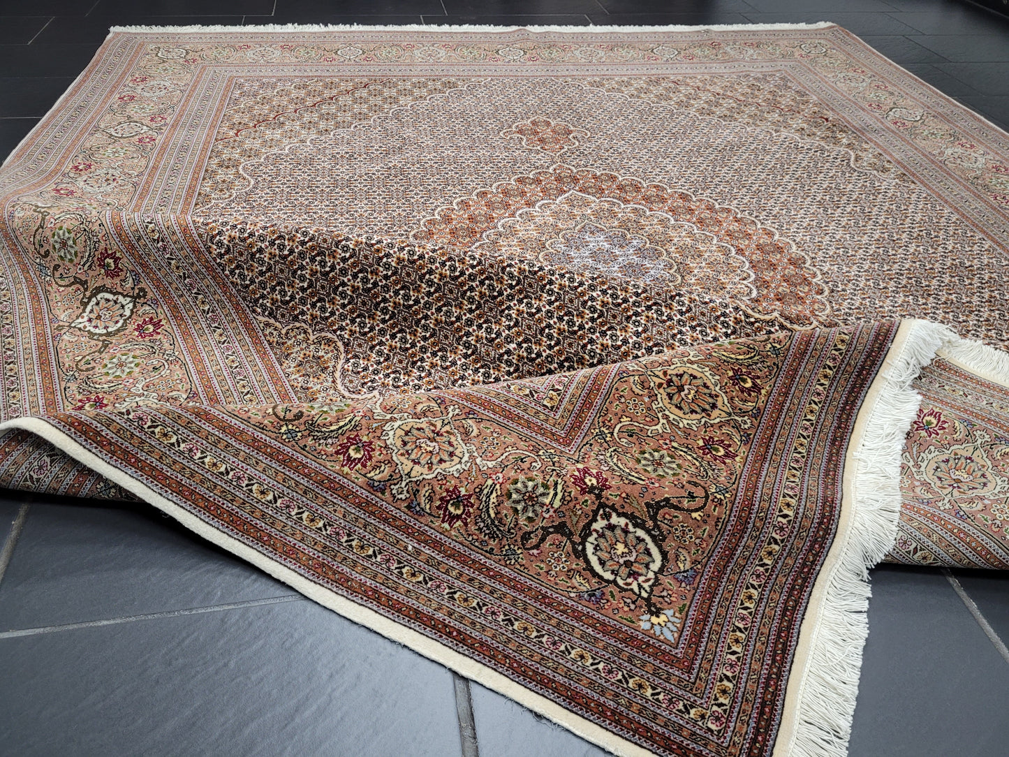 Täbriz Teppich Korkwolle und Seide feine Knüpfung florales Medaillon