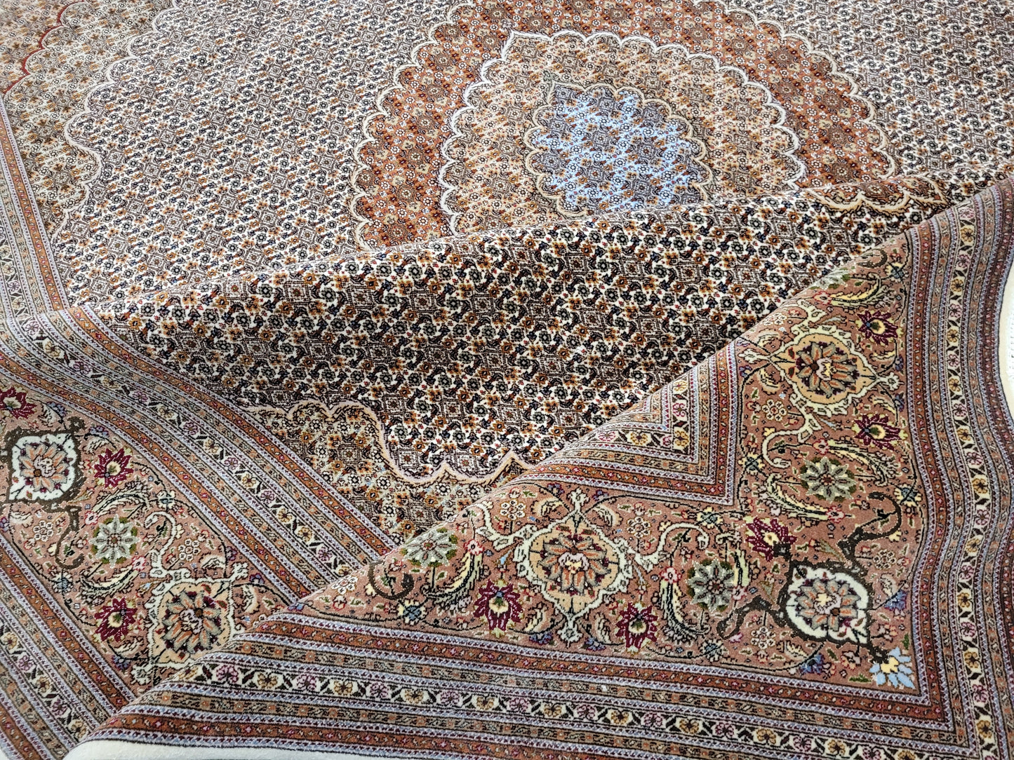 Täbriz Teppich Korkwolle und Seide feine Knüpfung florales Medaillon