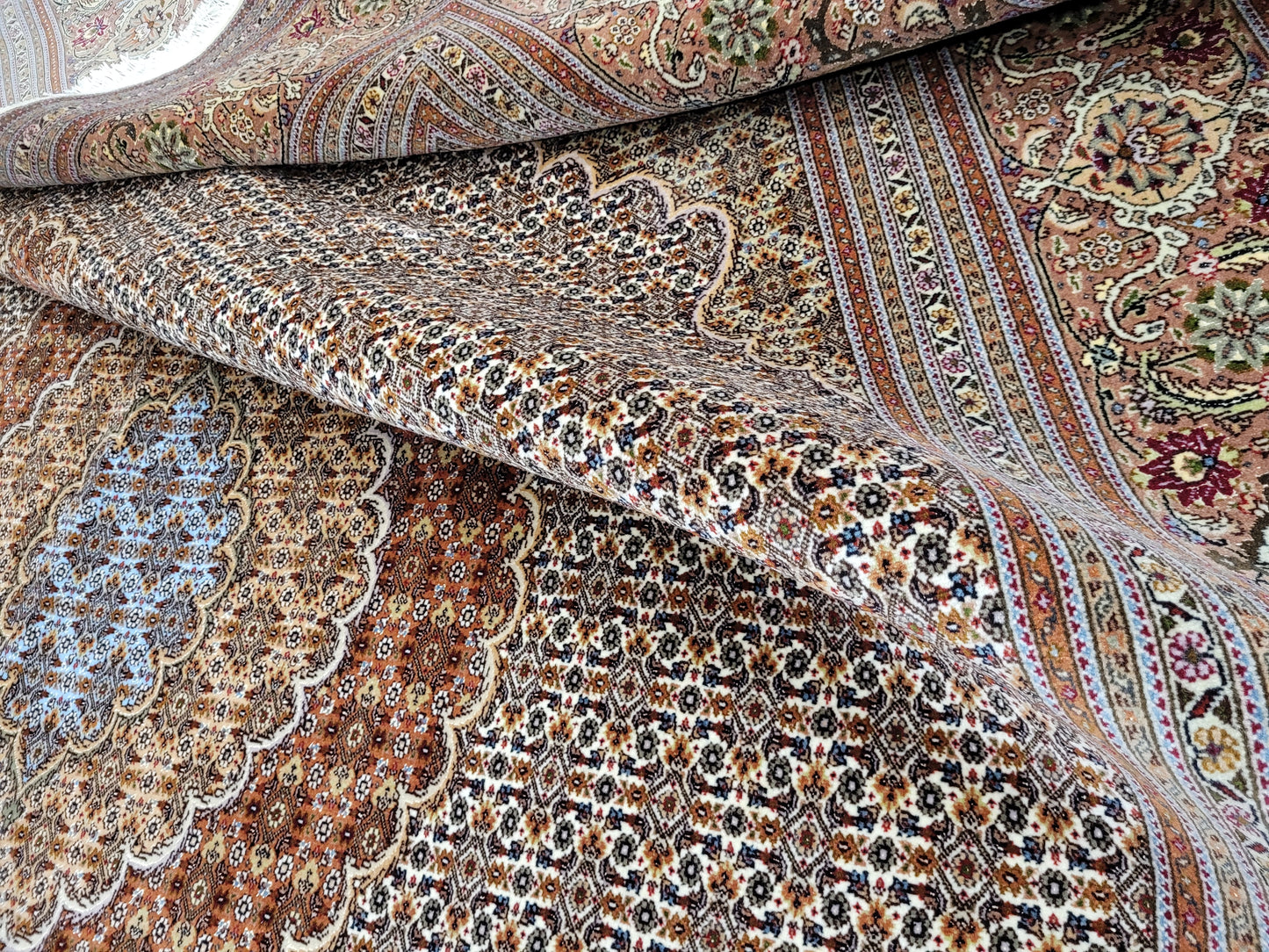 Täbriz Teppich Korkwolle und Seide feine Knüpfung florales Medaillon