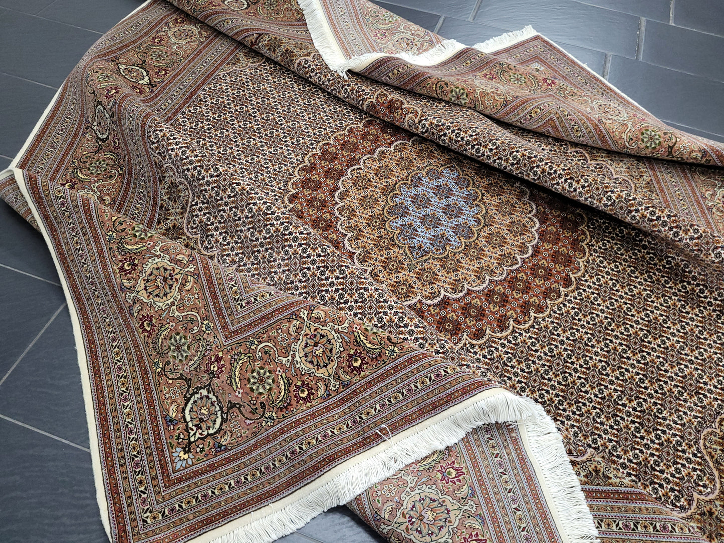 Täbriz Teppich Korkwolle und Seide feine Knüpfung florales Medaillon