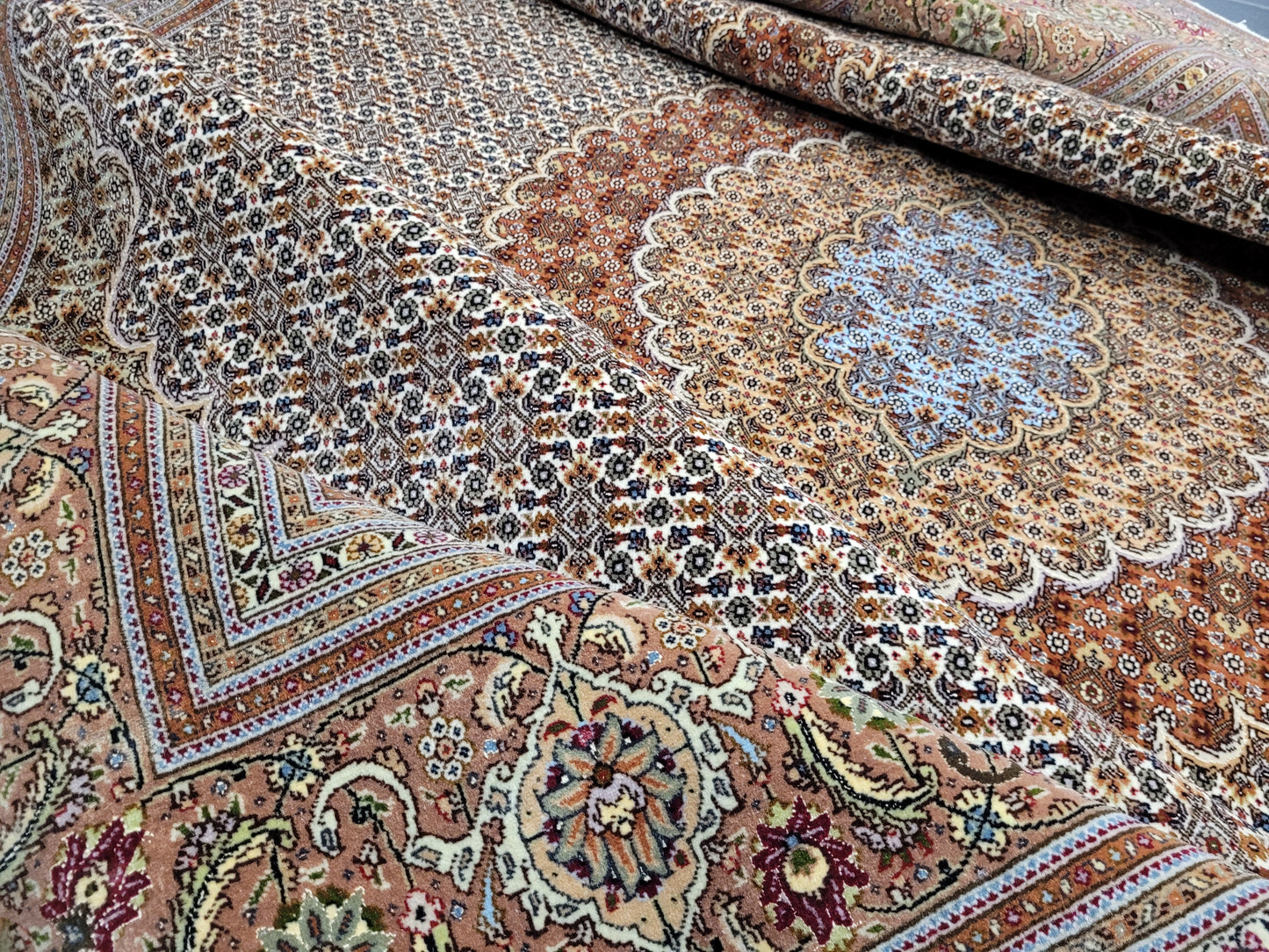 Täbriz Teppich Korkwolle und Seide feine Knüpfung florales Medaillon