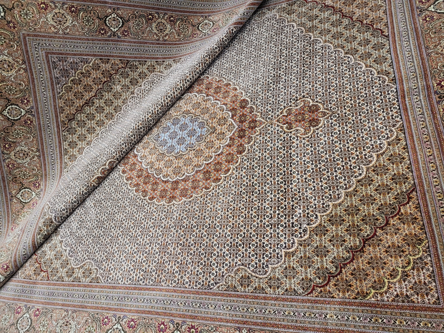 Täbriz Teppich Korkwolle und Seide feine Knüpfung florales Medaillon