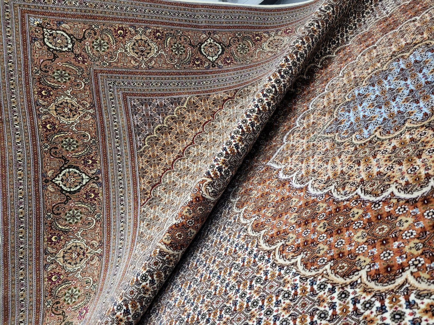 Täbriz Teppich Korkwolle und Seide feine Knüpfung florales Medaillon