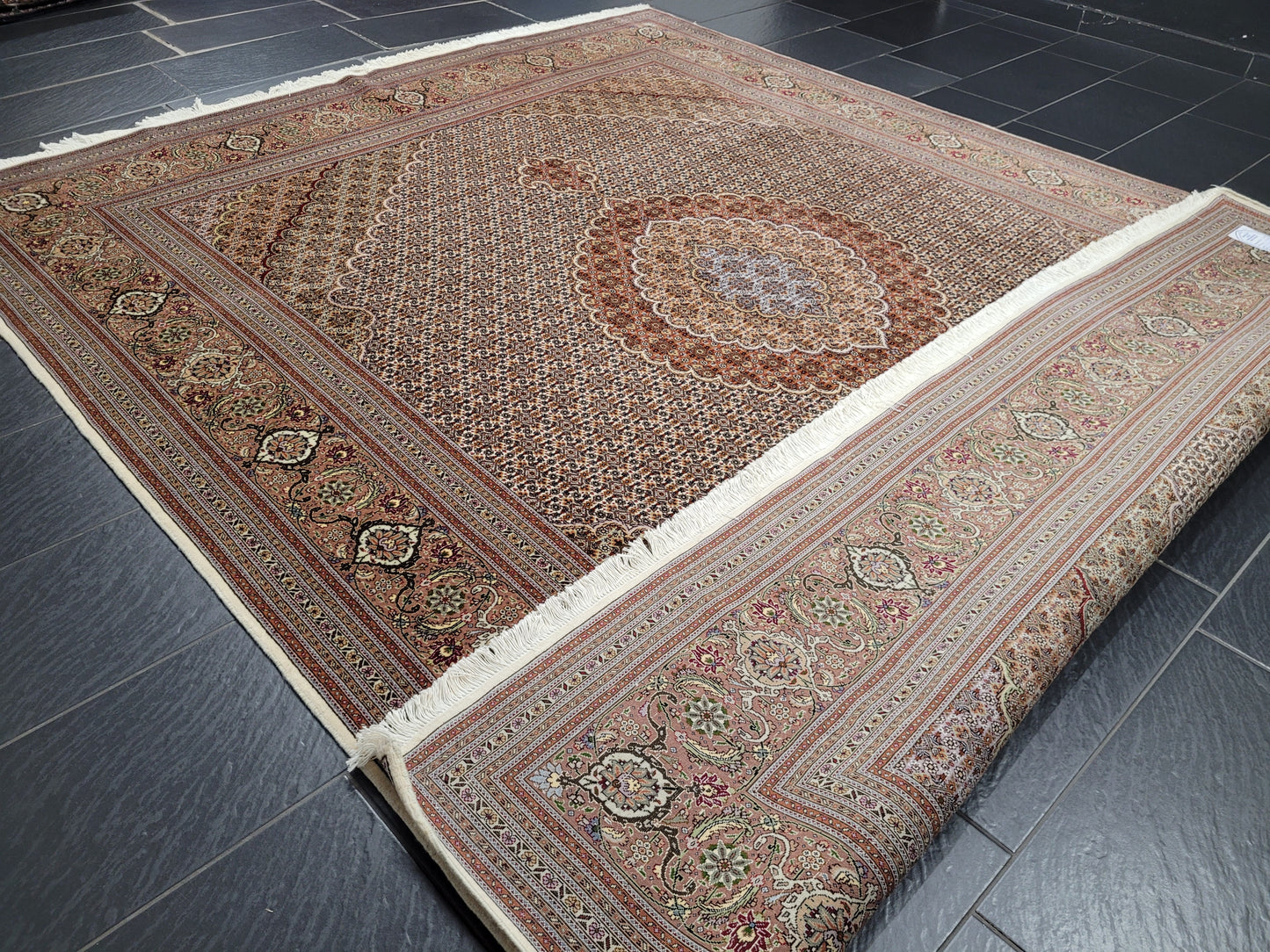 Täbriz Teppich Korkwolle und Seide feine Knüpfung florales Medaillon