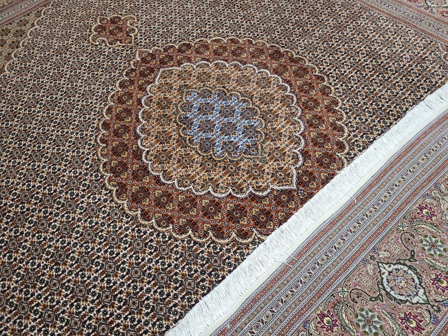 Täbriz Teppich Korkwolle und Seide feine Knüpfung florales Medaillon