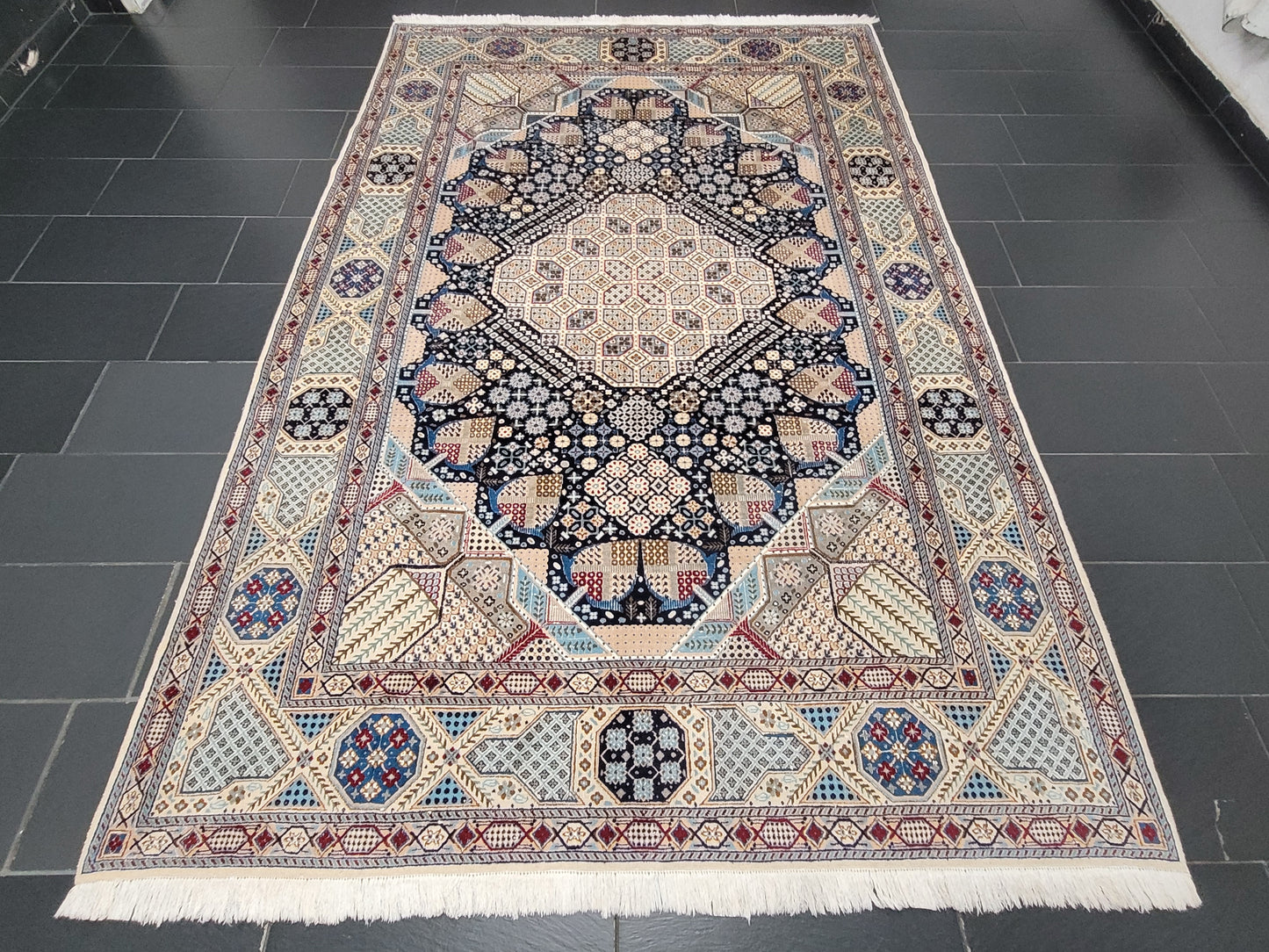Nain Teppich Wolle mit Seide feine Knüpfung geometrisches Medaillon 310 × 200 cm