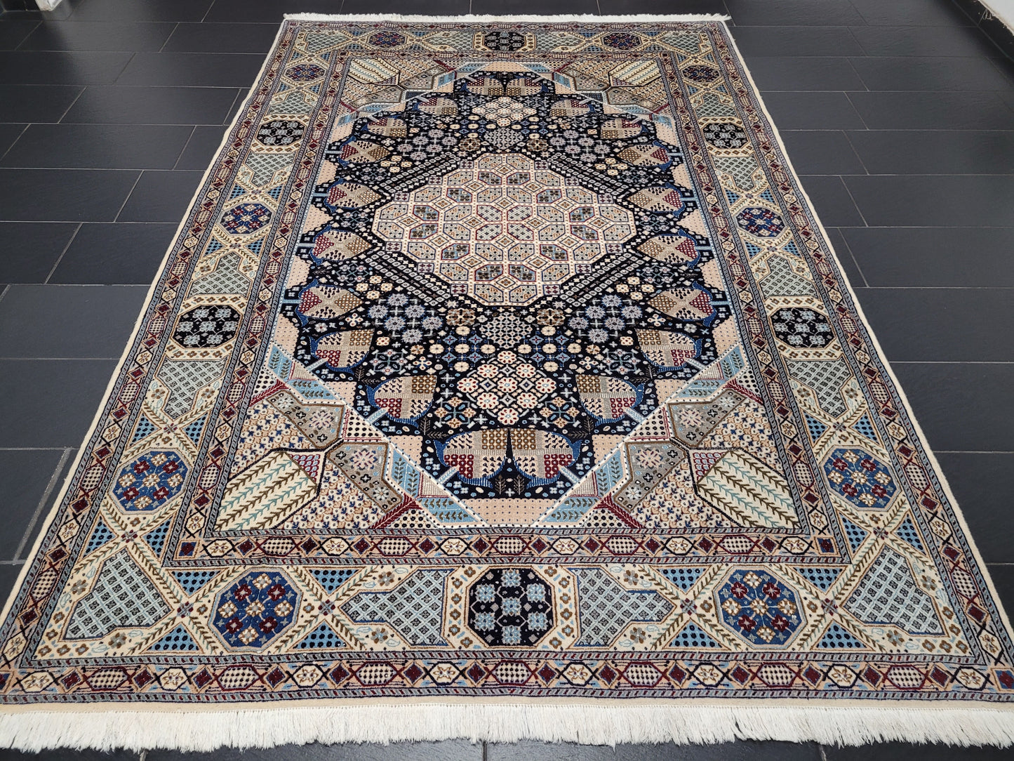 Nain Teppich Wolle mit Seide feine Knüpfung geometrisches Medaillon 310 × 200 cm
