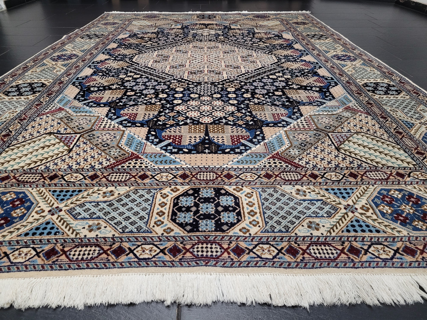 Nain Teppich Wolle mit Seide feine Knüpfung geometrisches Medaillon 310 × 200 cm