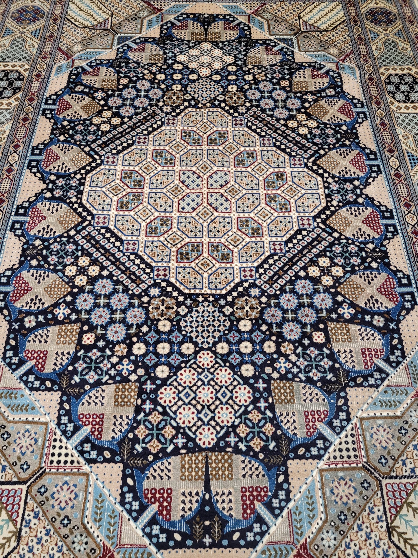 Nain Teppich Wolle mit Seide feine Knüpfung geometrisches Medaillon 310 × 200 cm