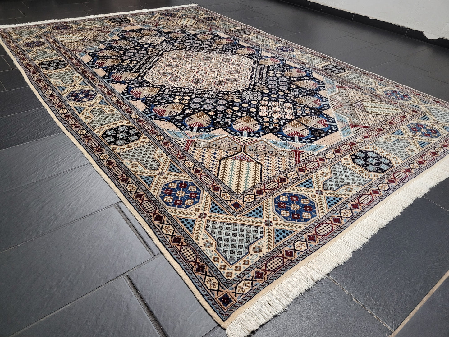 Nain Teppich Wolle mit Seide feine Knüpfung geometrisches Medaillon 310 × 200 cm